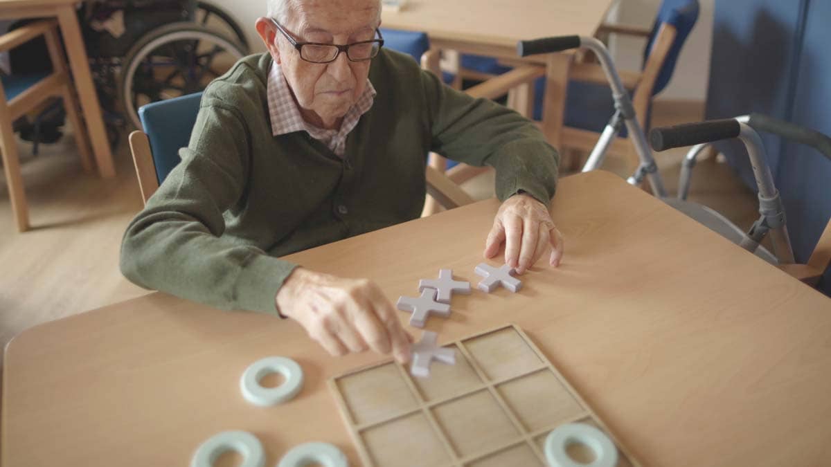 senior-man-plays-tic-tac-toe-at-table-2026-01-08-07-57-36-utc